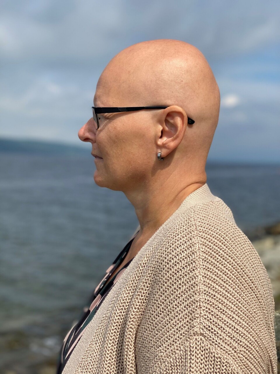 Trine Søreide Jansen fotografert i Svartskog våren 2021 under innspilling av første episode av radiodokumentaren 'Trine i biter' Foto Anne Håskoll-Haugen