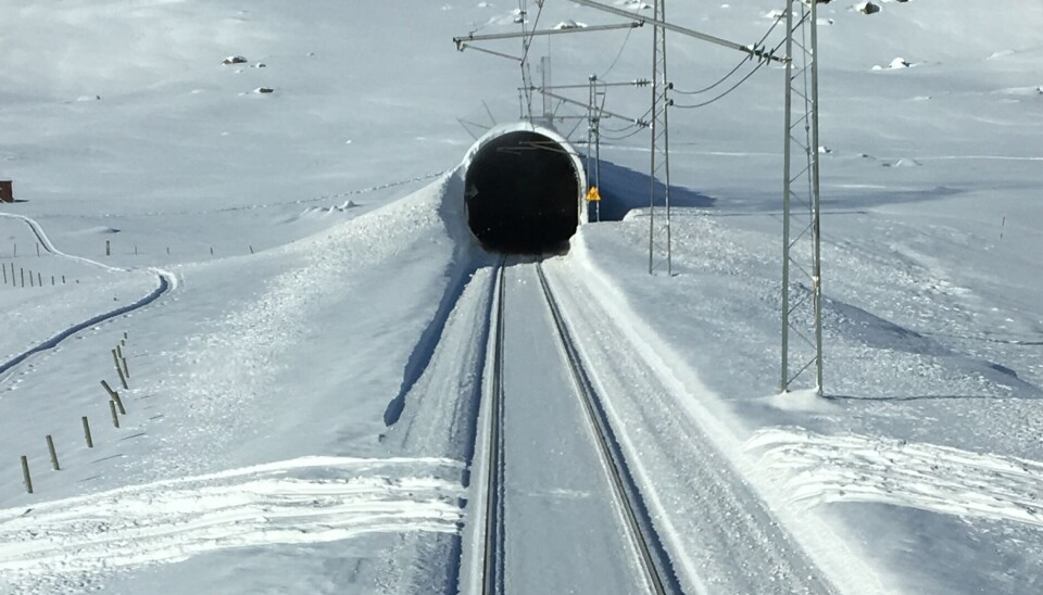Skal du virkelig gå rundt? Må du virkelig finne planovergangen, brua, overgangen, eller vente til jernbanesporet forsvinner inn i en tunnel? Skal du virkelig gå rundt? Må du virkelig finne planovergangen, brua, overgangen, eller vente til jernbanesporet forsvinner inn i en tunnel?