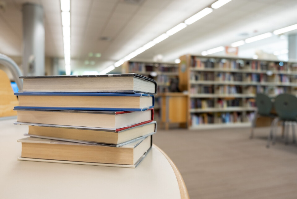 Bøker på en bibliotekskranke